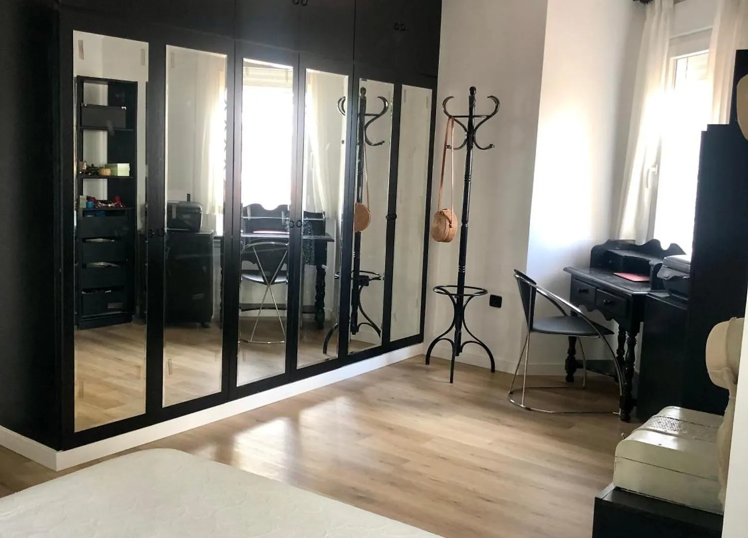 Habitacion Con Smart Tv En Piso Compartido Con Bano Privado O Compartido Malaga Sol Spain